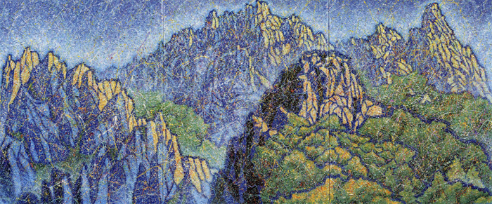 신장식   금강산, 캔바스에 종이 아크릴릭, 546x227(cm), 1993

마치 역사적인 사실을 들추어내듯 신장식은 자신의 마음속에 기록될 「금강산」의 시각적인 자료를 과거와 현재로부터 수집, 비교하여 거기에서 자기 나름대로의 형태를 추출해낼 수 있다는 자신감을 얻는다. 가령, 일제시대의 「금강산 사진첩」(도.4)이나 또는 지난 해 북한을 방문한 여성대표단이 촬영하여 TV에 방영된 「금강산」(도, 5)등을 토대로 작가는 일체의 주제적인 서술성을 배제하고 정선의 그림과도 같이 무수한 면들로 분할된 구조적인 형태로서의 산과 그 형태의 드러남을 중화시키기 위한 작가 특유의 뿌리기 작업으로서 시대를 초월한 어떤 상서로운 느낌의 산으로 나타내고자 한다.
