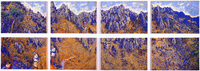 금강산 만물상 - 1998. 11. 21. Keumkang Mt. ,캔버스에 한지 아크릴릭, 502*172 (cm), 2001

제주현대미술관 소장

“금강산 만물상-1998.11.21”은 여러 개의 조각으로 나뉘어져, 풍경과 사람들이 다소 겹치며 전개된다. 그 사람들은 작가와 동행했던 남쪽 한국의 사람들로서, 정치적이며, 경제적으로 환경-자연 등 그림 외적 정황의 의미와 연관된다. 이 작품은 완전히 같은 금강산이며 겹쳐진 공간이면서도 현재의 남북의 정황과 다른 면을 보여주는 ‘동 떨어진’, 잘려진 특성으로 연출된다. 떨어진 공간, 떨어진 화면은 관람자에게 더욱 파편화된 상황에 대한 이해를 추론할 수 있게 한다. 또한 우리의 땅이자 동시에 아닌, 갈 수 없으면서도, 갈 수 있게 된 지금의 상황을 인식하게 한다

강태성(미술평론가)